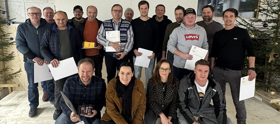 Gruppenfoto Ehrungen 2024 Weihnachtsfeier Holzbau Maier